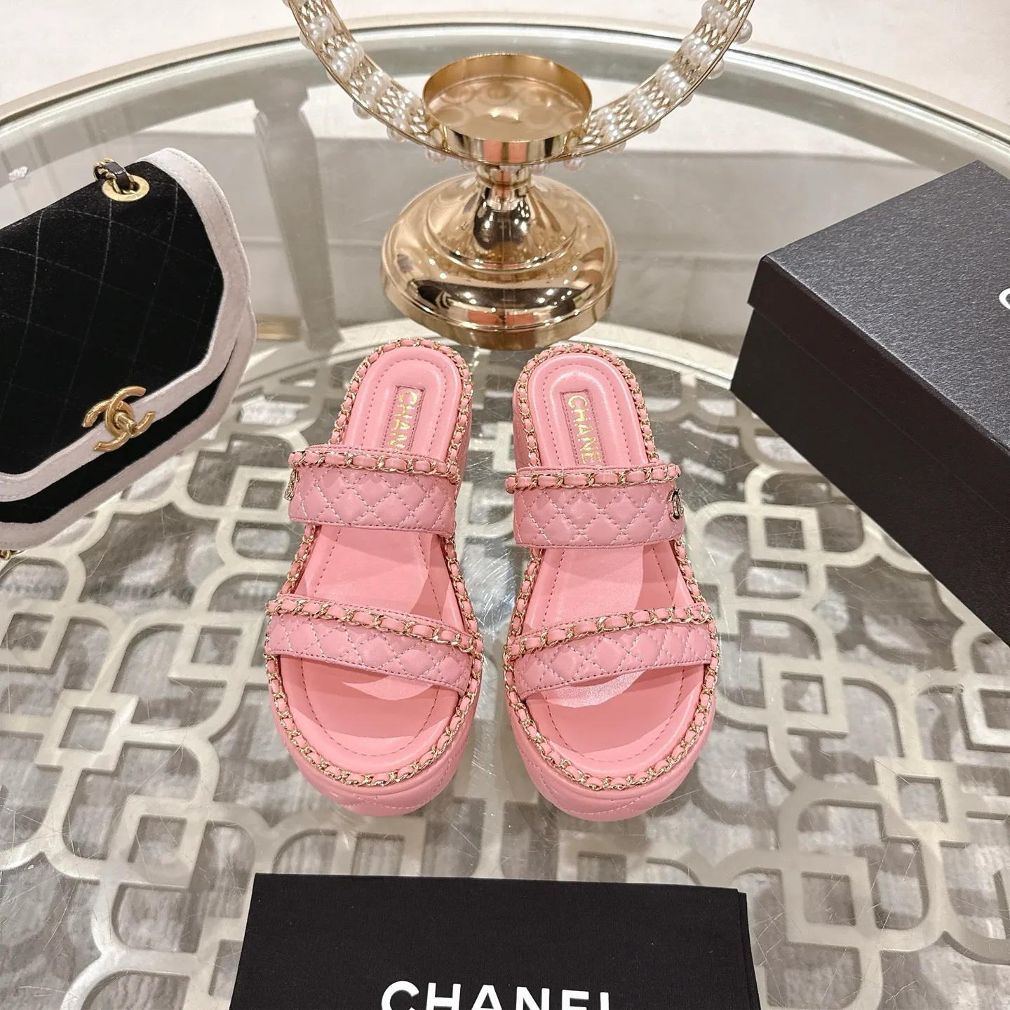 💕💕Factory direct selling price p600💕💕 𝐂𝐇𝐀𝐍𝐄𝐋 | Xiaoxiang 25𝐬𝐬 🦋2025 Spring and Summer New Products Counter Classic Xiaoxiang Double C Diamond Chain Slippers Series New〰 🍬 A must-have in the BS fashion circle The matching will interpret the meticulous, minimalist and classic elements that will never fade away. 💋 Showing a unique dressing style that is too beautiful to say. A must-have for summer... Upper: original high-customized lambskin. Lining: imported mixed sheepskin lining. Outsole: original molded non-slip outsole. Shoe size: 35-39 (34.40.41.42 customization is not returnable).